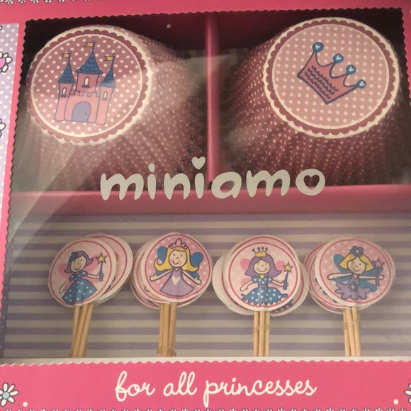 NWT Miniamo Princess Cupcake Kit-24 - Picture 1 of 3